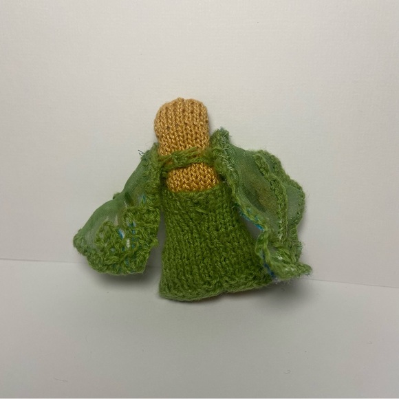 Tiny Microknitted Frog- Folklore - Picture 11 of 13